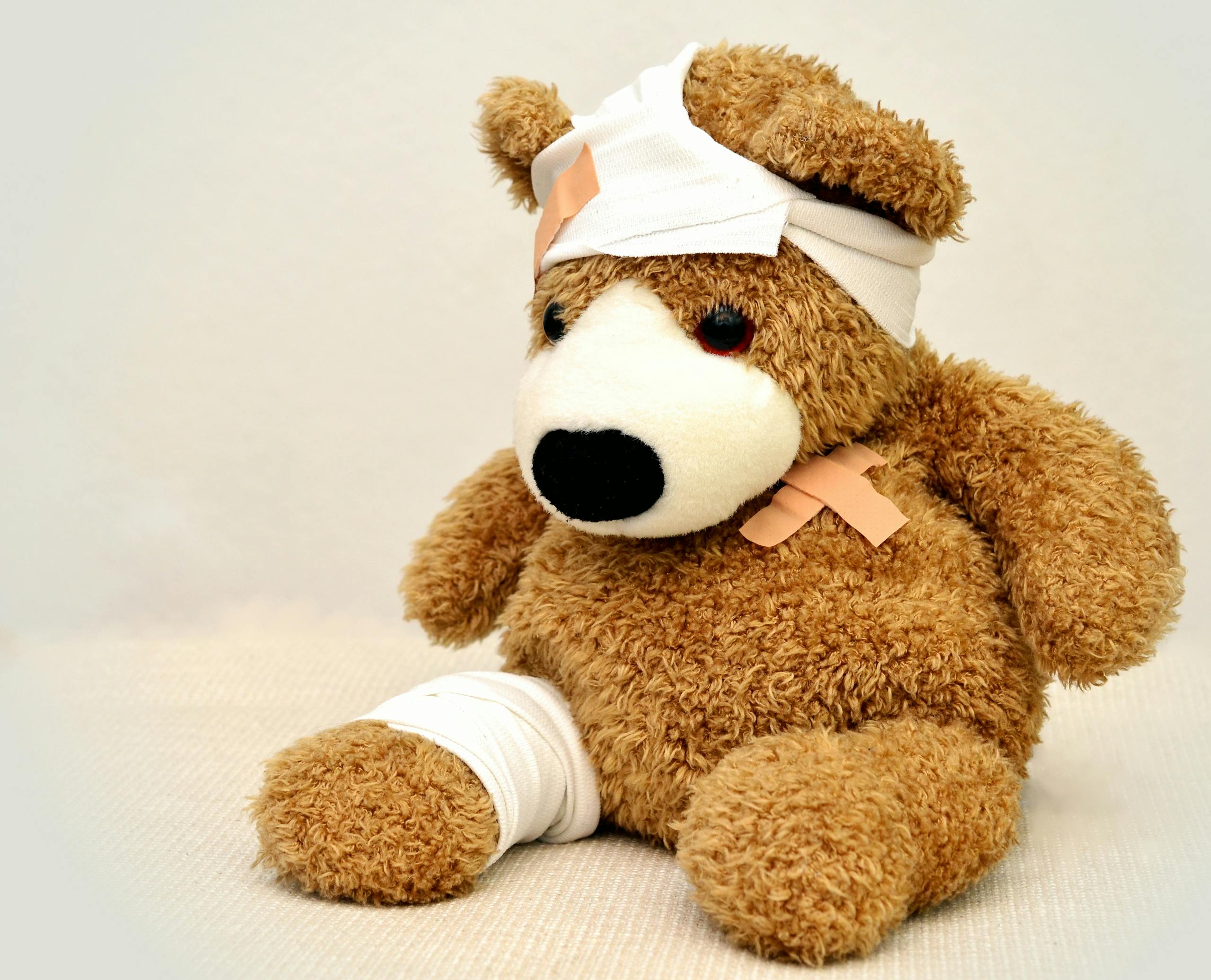 SEGURO DE AP OSO TEDDY CON CURITAS Y BENDAS