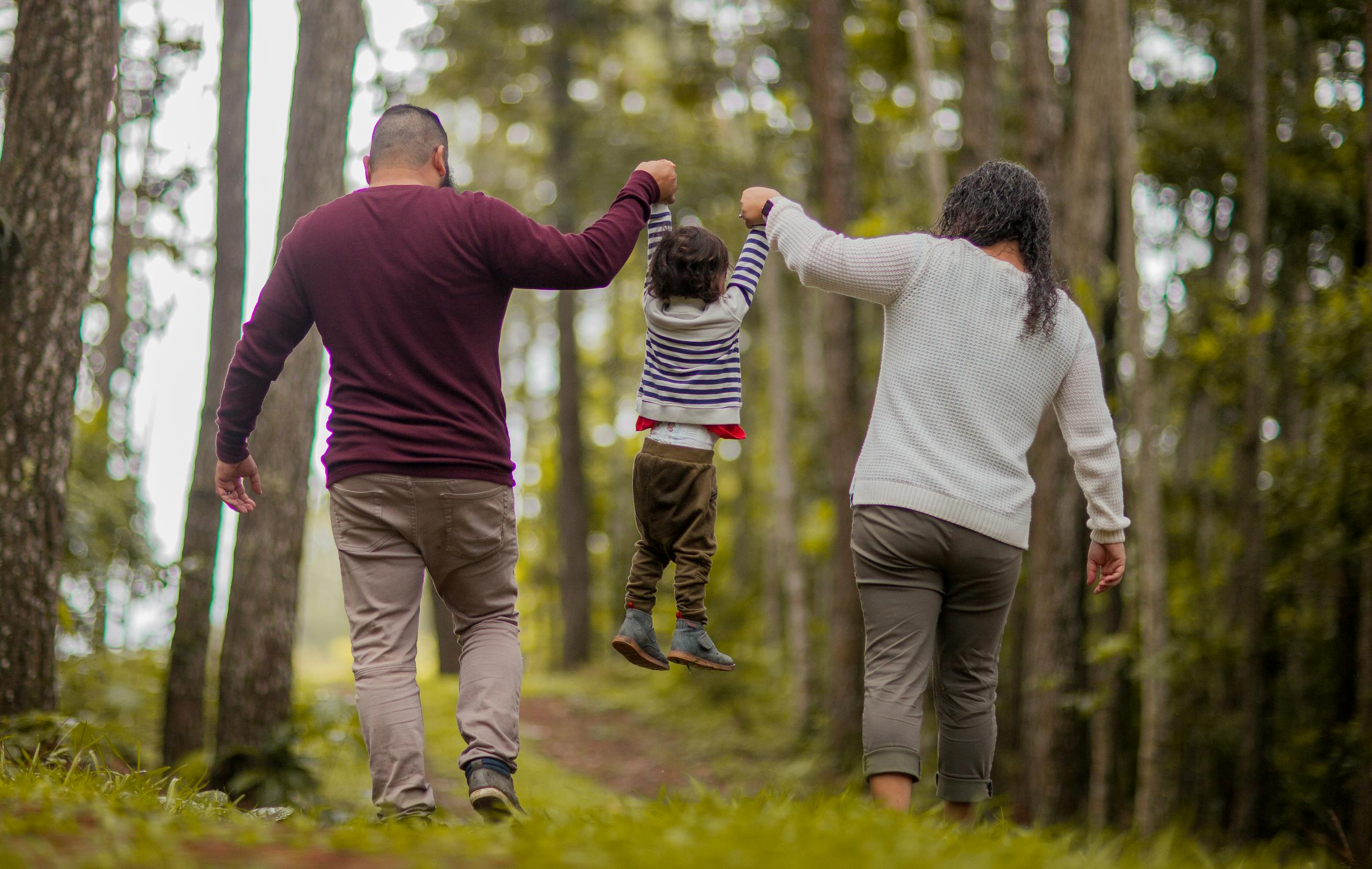 SEGURO DE VIDA FAMILIA SOSTENIENDO A SU HIJO PEQUEÑO