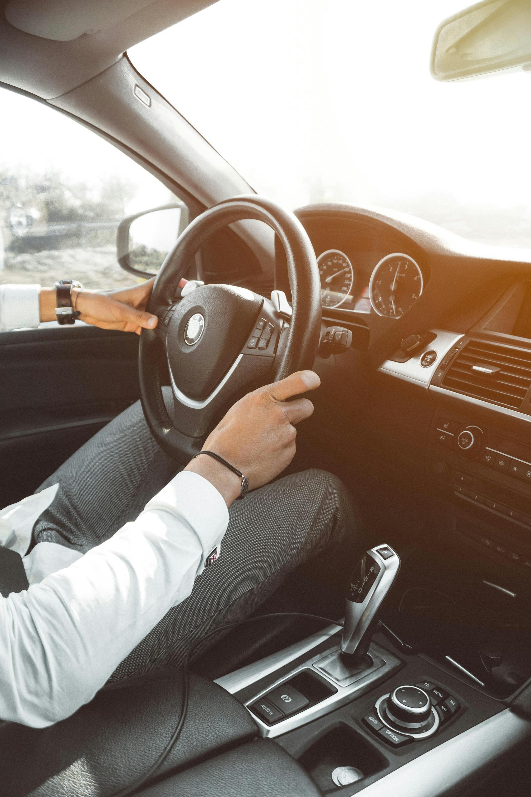 Seguro de auto Joven conduciendo un auto moderno