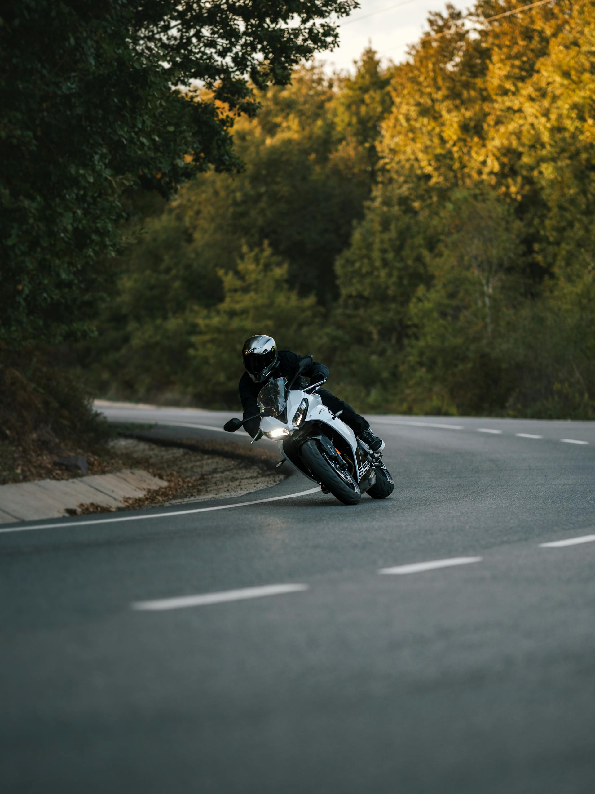 Seguro de MOTO Joven conduciendo una moto en la ruta
