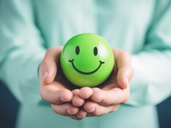 Cara sonriente entregada al cliente como representación de los beneficios que tiene contar con un productor asesor de seguros